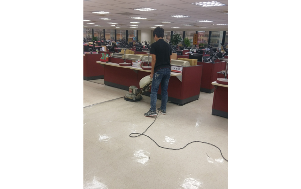 worker-waxing-pvc-office-floor-clean
