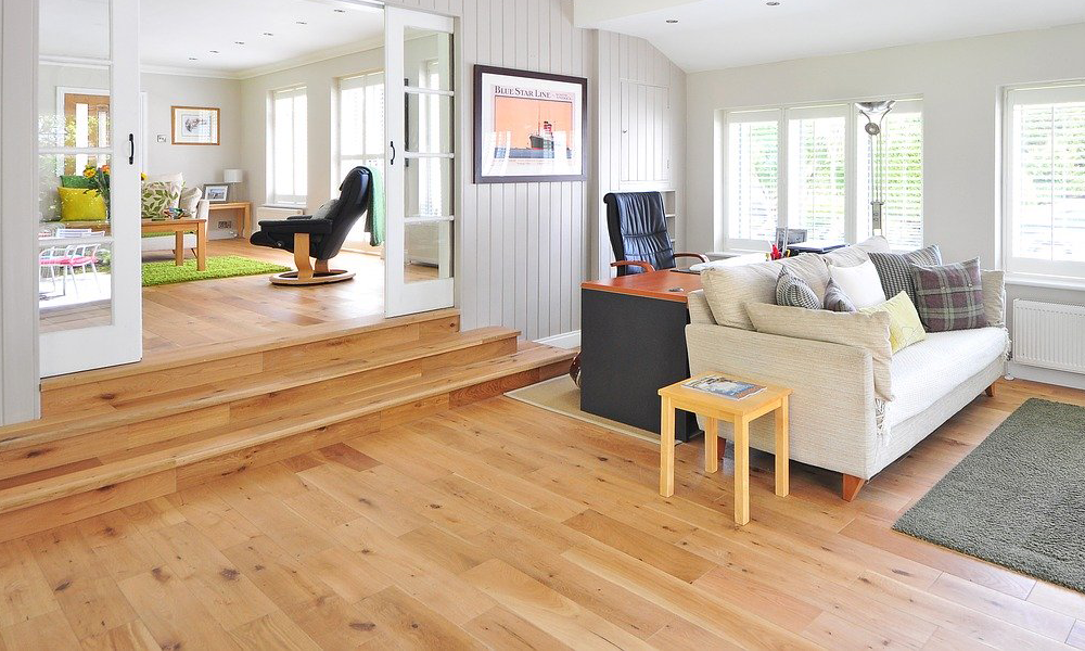 clean-livingroom-wooden-floor